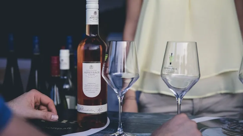 Elegant vinglas i varmt lys — de gode samtaler over et glas vin