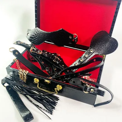 Bound Bondage Sæt i sort kuffert med krokodille-læderlook