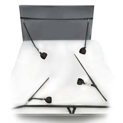 Fetish Fantasy Series Bed Bindings Restraint Kit monteret under madras